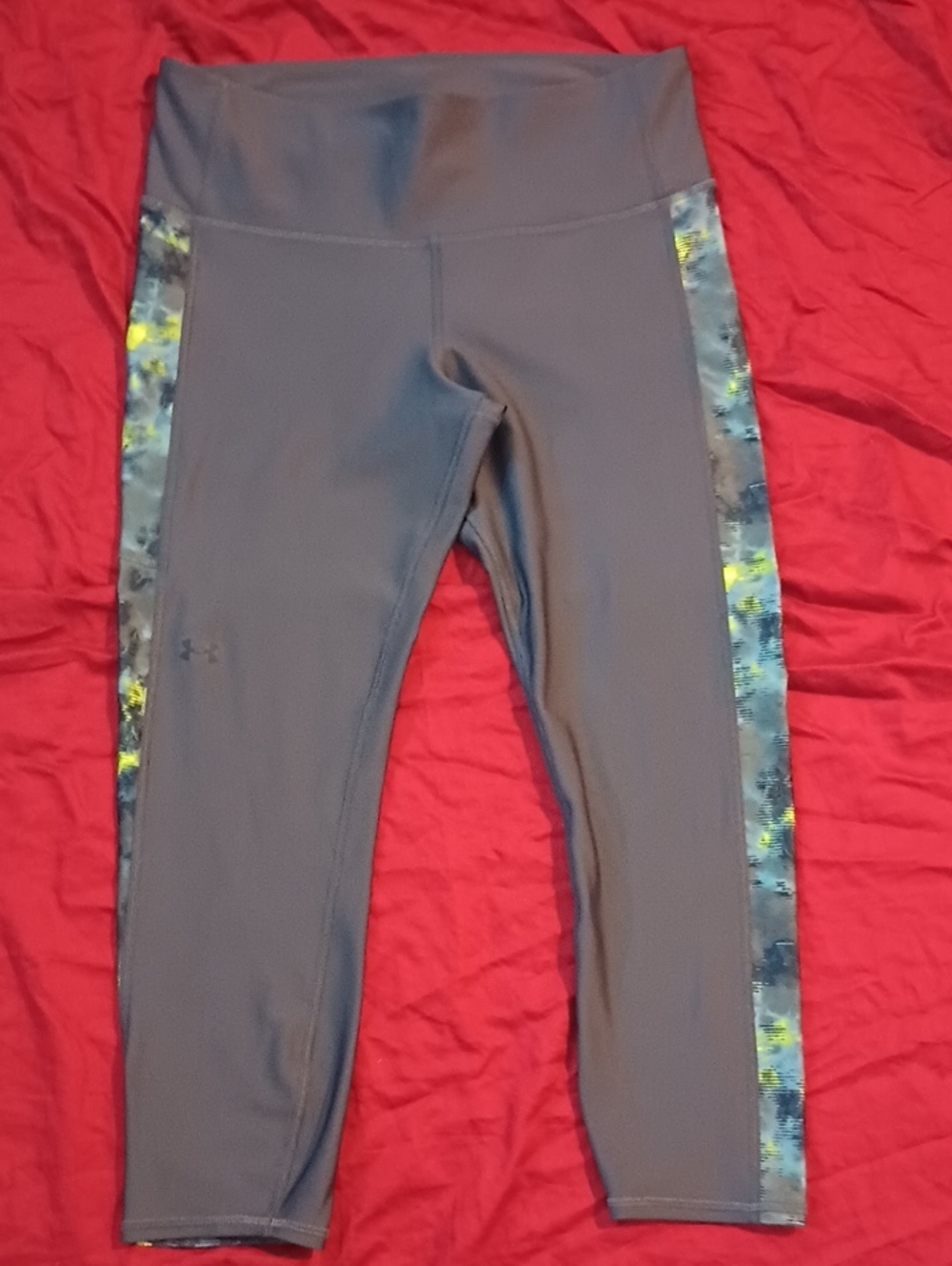 Under Armour Woman's Gray Active Capris L Gym Workout Like New Dri Wic Material